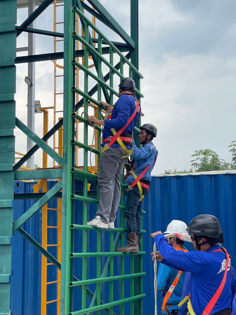 การฝึกอบรมการทำงานบนที่สูงอย่างปลอดภัย